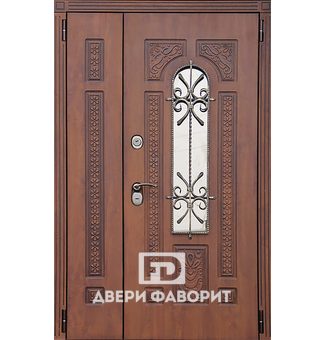 двустворчатая стальная дверь в коттедж со стеклом арочного типа и ковкой