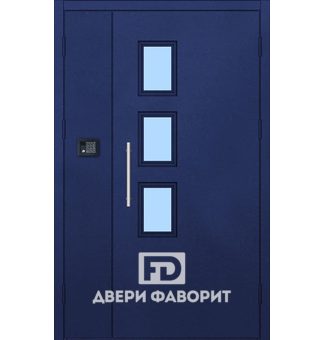 дверь с домофоном и тремя стеклянными вставками в подъезд