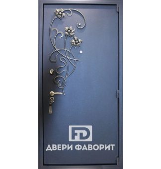 Входная дверь с ковкой в виде узора с цветами