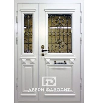 Двустворчатая дверь с ковкой и стеклом
