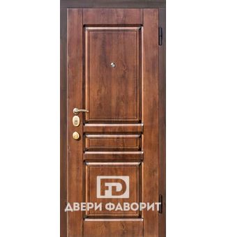 Металлическая дверь с трехконтурным уплотнителем и раздельной ручкой