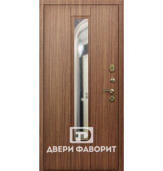 Входная квартирная дверь с узким зеркалом