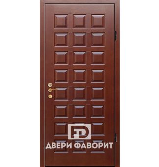 Металлическая дверь, снаружи массив дерева, внутри ламинат